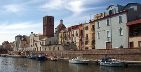 Vista dal barcone nel Fiume Temo a Bosa